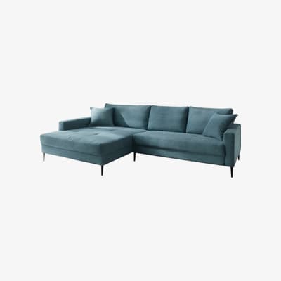 Türkisfarbenes Ecksofa mit breiter Sitzfläche und vier Kissen, eine Seite verlängert als Liegefläche, auf schwarzem Gestell