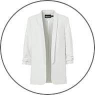Weißer langer Blazer mit offenem Revers und 3/4-Ärmeln auf weißem Hintergrund