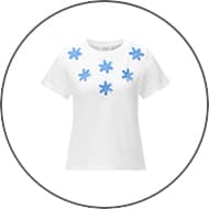 Weißes T-Shirt mit mehreren blauen Blumenmotiven auf der Brustansicht