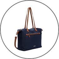 Dunkelblaue Handtasche mit langen braunen Henkeln und Außentasche vor weißem Hintergrund