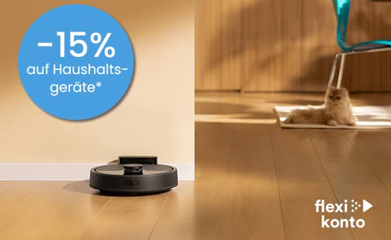 -15 % auf Haushaltsgeräte – Saugroboter fährt über Holzfußboden, im Hintergrund liegt eine Katze auf einer Matte